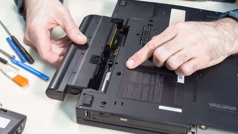 person-checking-and-removing-the-battery-from-a-laptop أهم الأخطاء التي يجب تجنبها عند شراء كمبيوتر محمول جديد