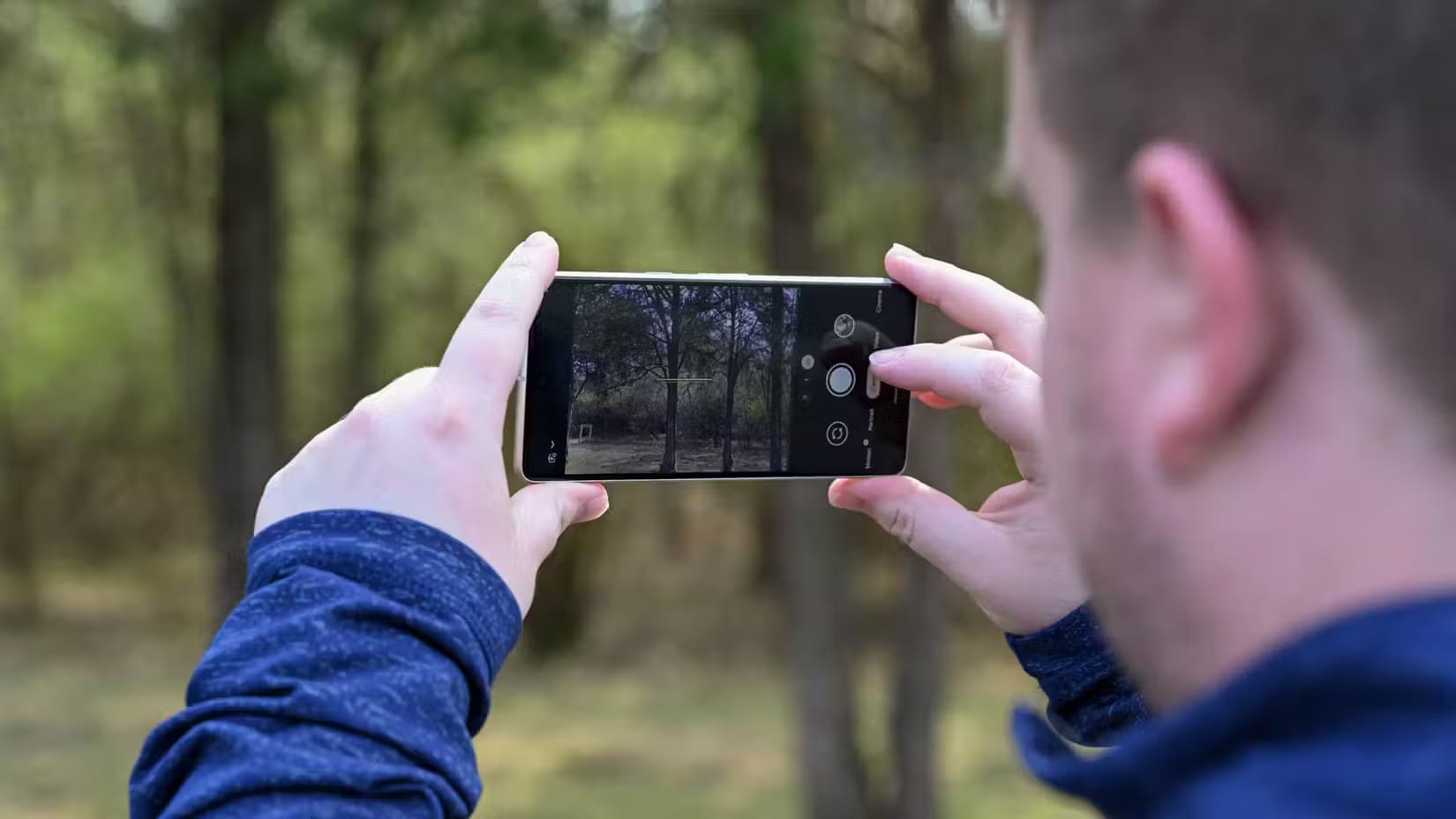 preparing-to-shoot-a-video-in-woodland ستة أسرار لتصوير فيديو سفر يجذب المشاهدين