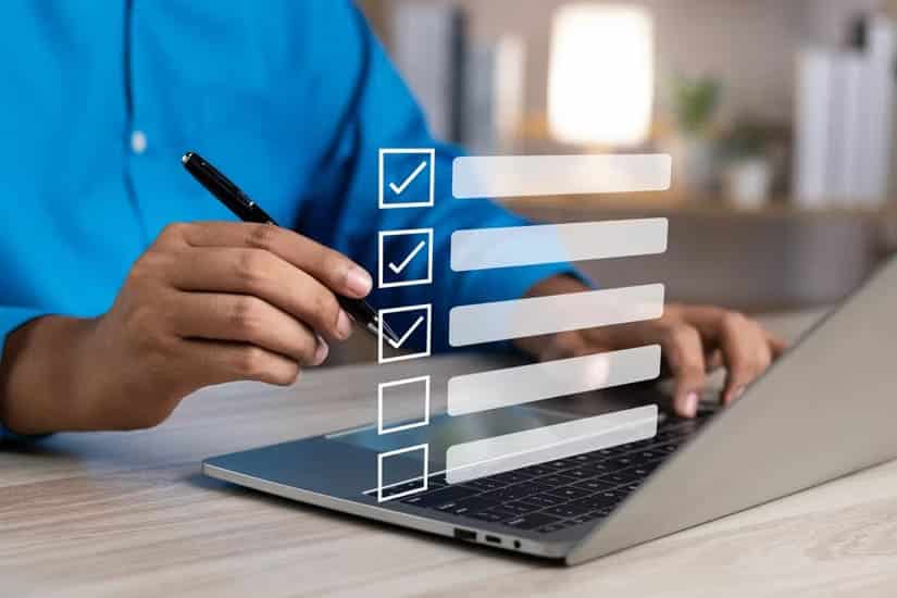 shutterstock_2394468001 أهم الأخطاء التي يجب تجنبها عند شراء كمبيوتر محمول جديد