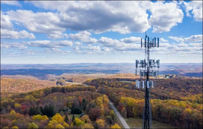 4-cellular-tower الفرق الحقيقي بين شبكات 5G و4G: ما تحتاج معرفته الآن