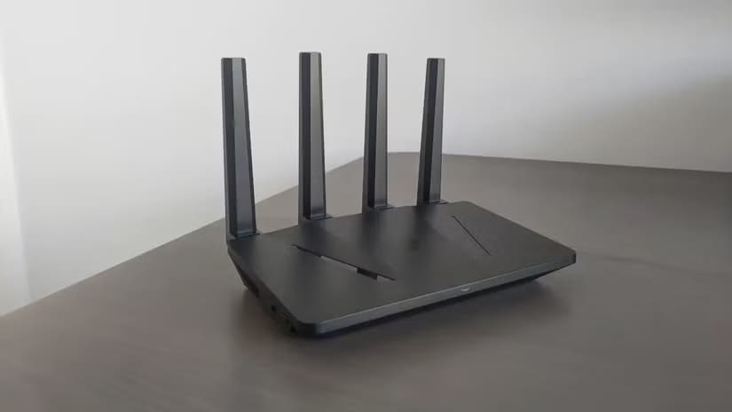 ExpressVPN-Aircove-router-sitting-on-a-table فوائد شبكة Wi-Fi للضيوف وكيفية استخدامها بأمان