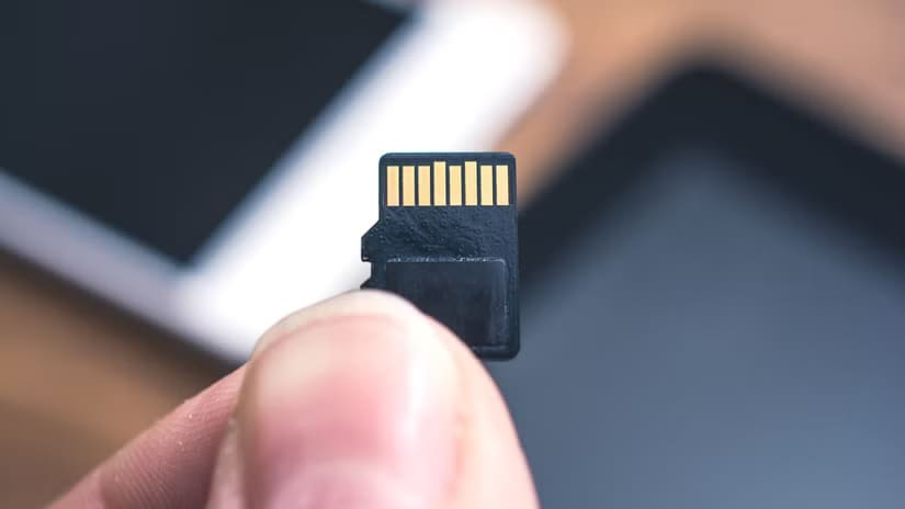MicroSD-card-in-hand-1 نصائح أساسية لاختيار جرس الباب الذكي المثالي لمنزلك