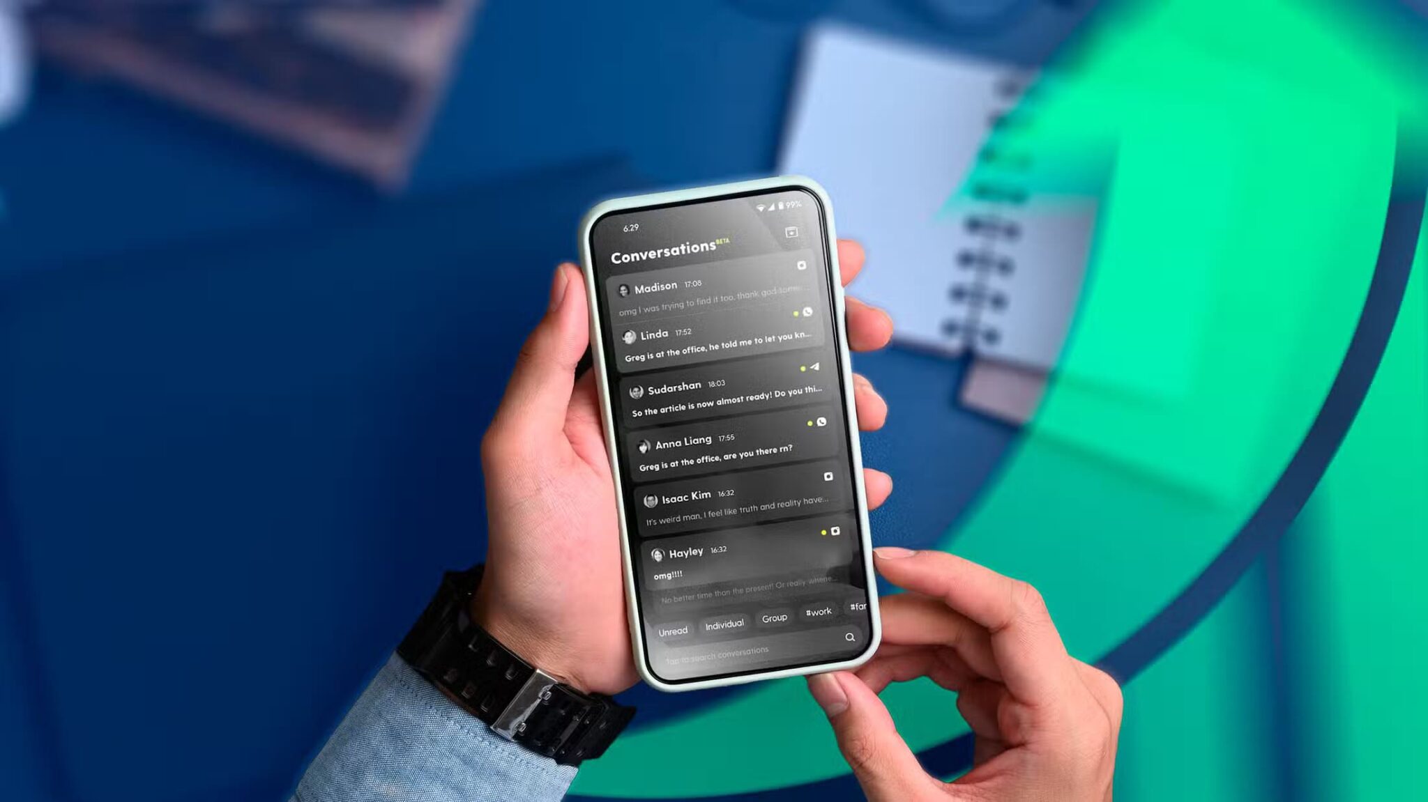 a-person-holding-a-phone-with-a-productivity-launcher-and-an-office-desk-in-the-background أفضل إعدادات لتعزيز إنتاجيتك على هاتف Android