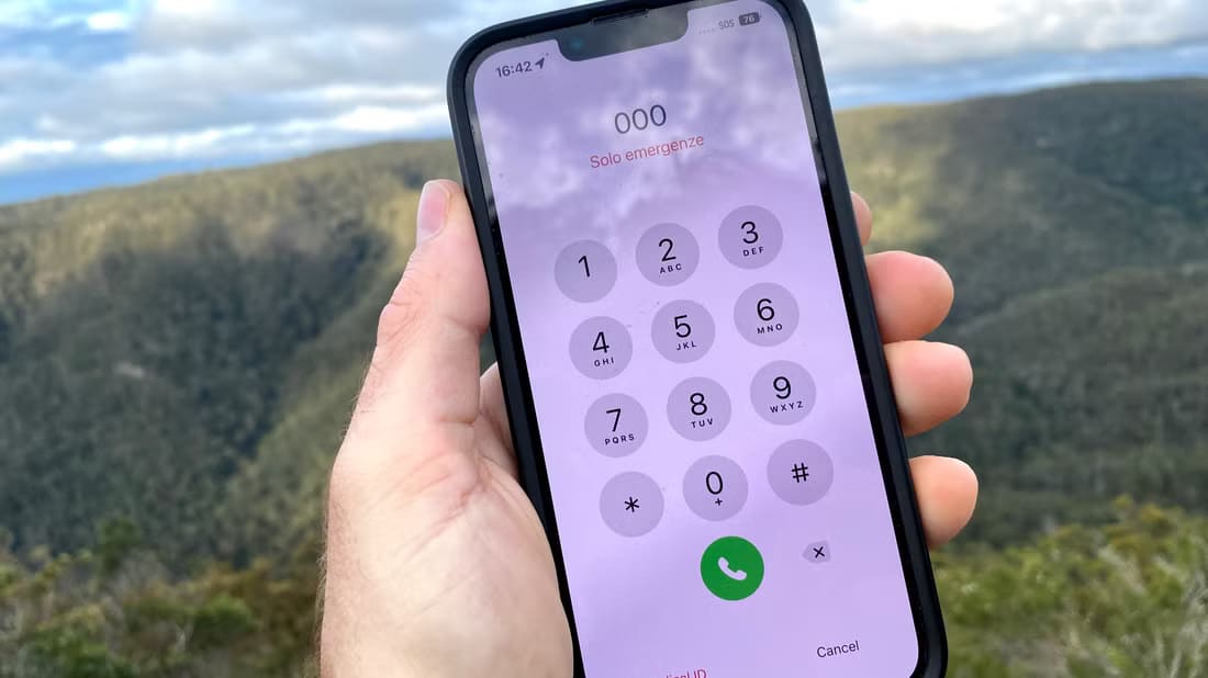 an-iphone-with-the-22sos-22-message-in-remote-queensland-australia حل مشكلة "SOS Only" على iPhone بخطوات بسيطة
