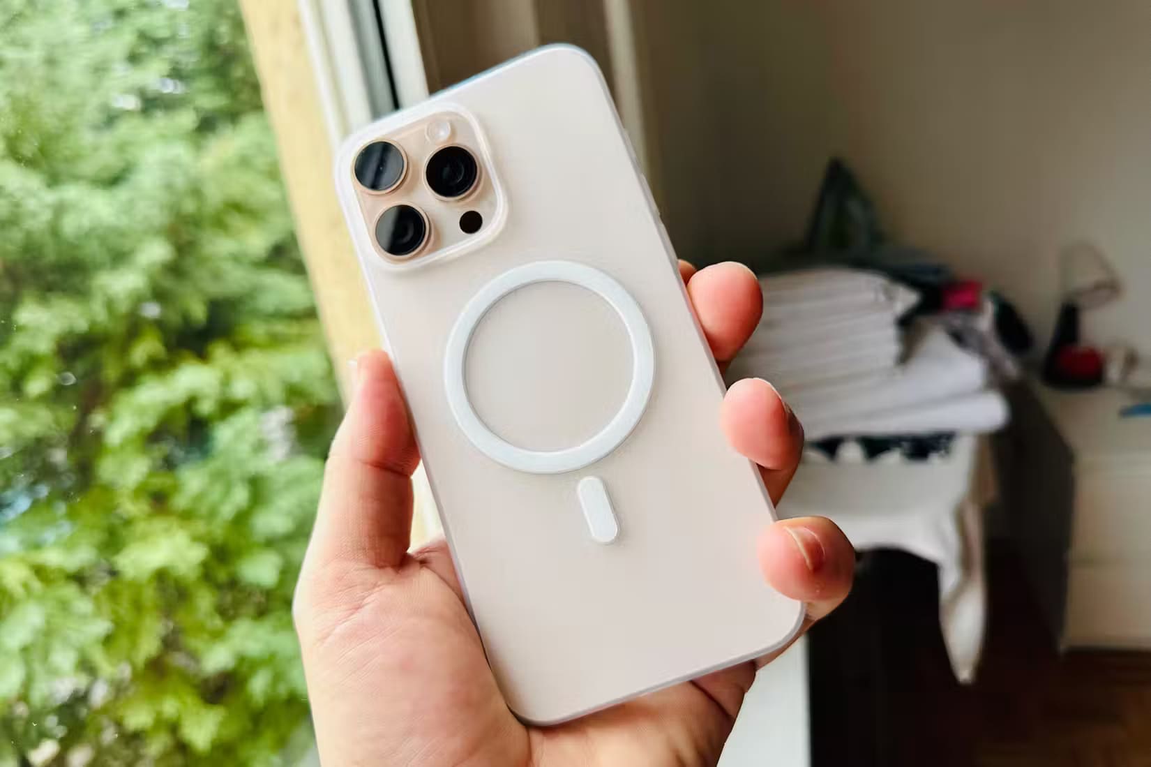 apple-iphone-16-pro-max-desert-titanium-backside-cameras-totallee-magsafe-clear-case-hand-room-window لماذا أنفقت مبلغًا إضافيًا من المال على شراء iPhone 16 Pro Max