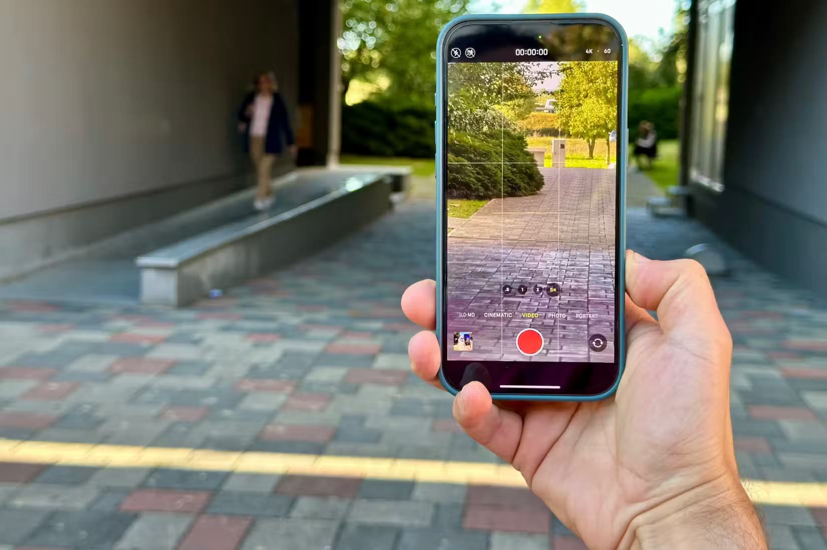 apple-iphone-16-pro-max-hand-camera-app-shooting-video لماذا أنفقت مبلغًا إضافيًا من المال على شراء iPhone 16 Pro Max