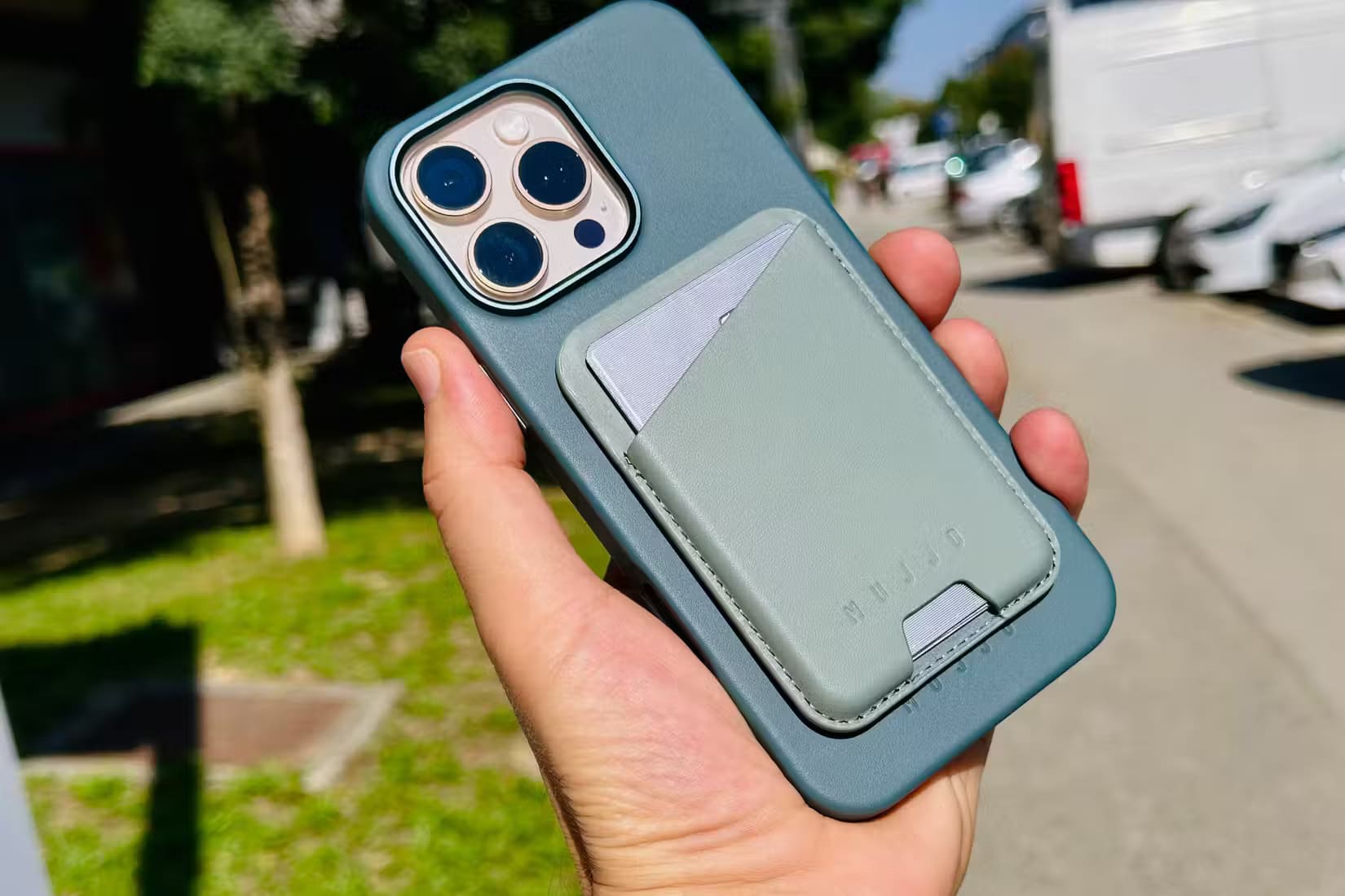 apple-iphone-16-pro-max-mujjo-leather-case-magsafe-wallet-hand-street لماذا أنفقت مبلغًا إضافيًا من المال على شراء iPhone 16 Pro Max
