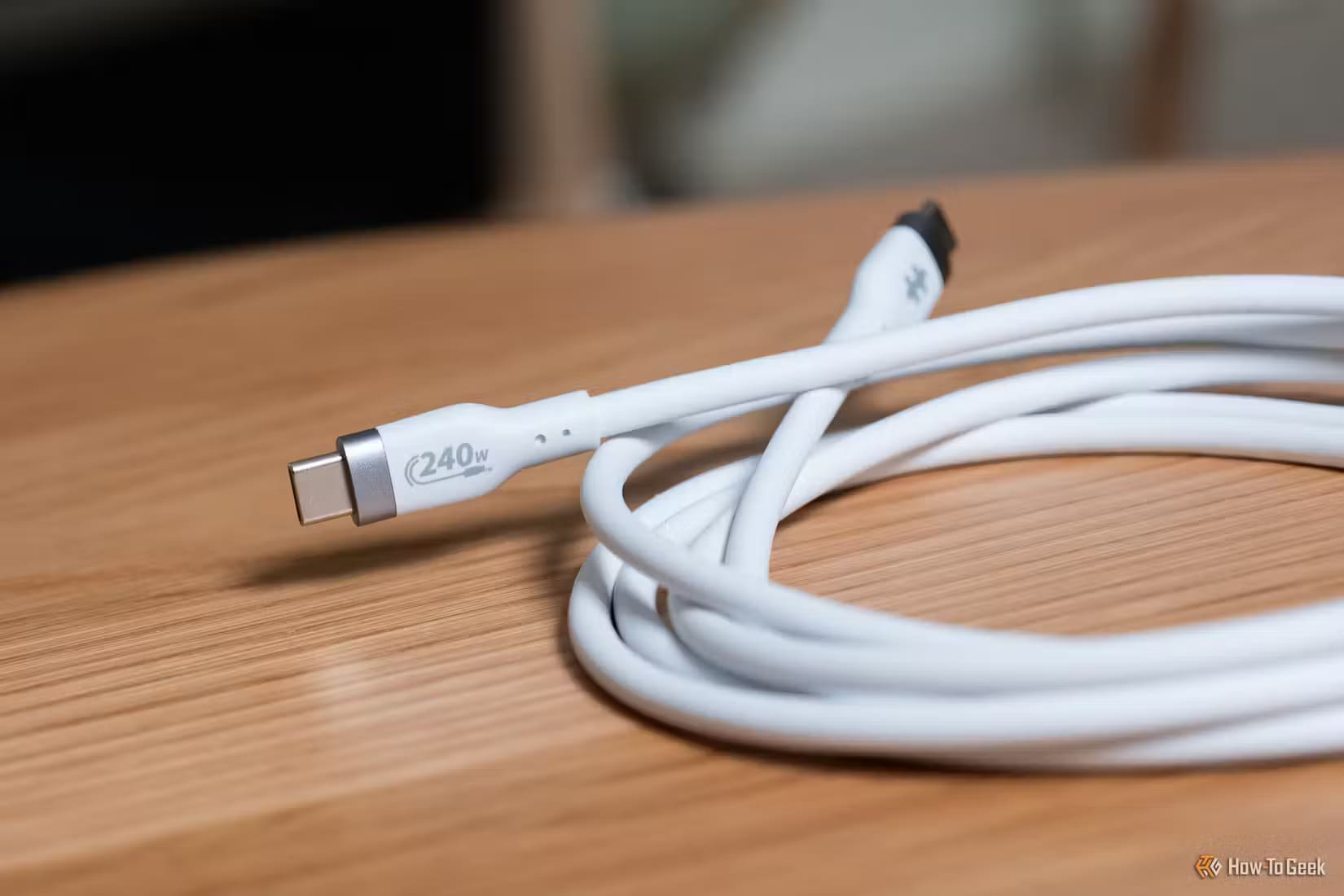 close-up-of-the-hyper-hyperjuice-240w-silicone-usb-c-to-usb-c-cable_53655427487_o حلول فعّالة لمشكلة وميض الشاشة على هواتف Android