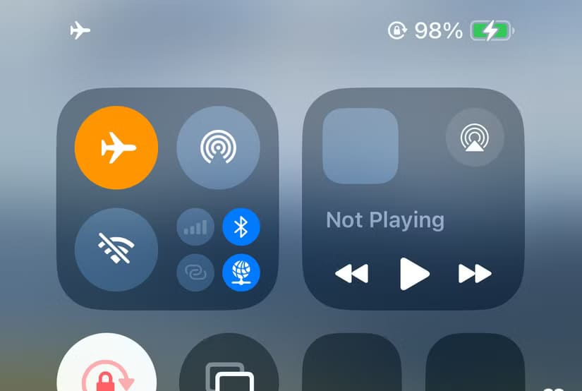enable-airplane-mode-on-an-iphone-with-ios-18 حل مشكلة "SOS Only" على iPhone بخطوات بسيطة