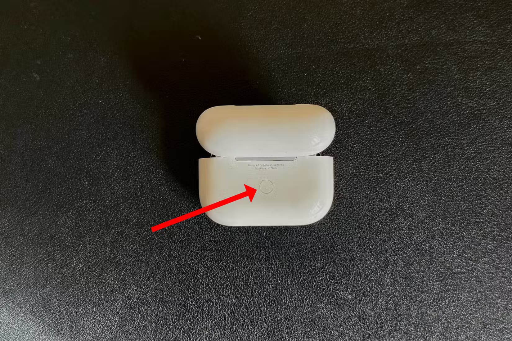 highlighting-the-setup-button-on-airpods-pro خطوات بسيطة لتوصيل سماعات Apple AirPods Pro بأي جهاز