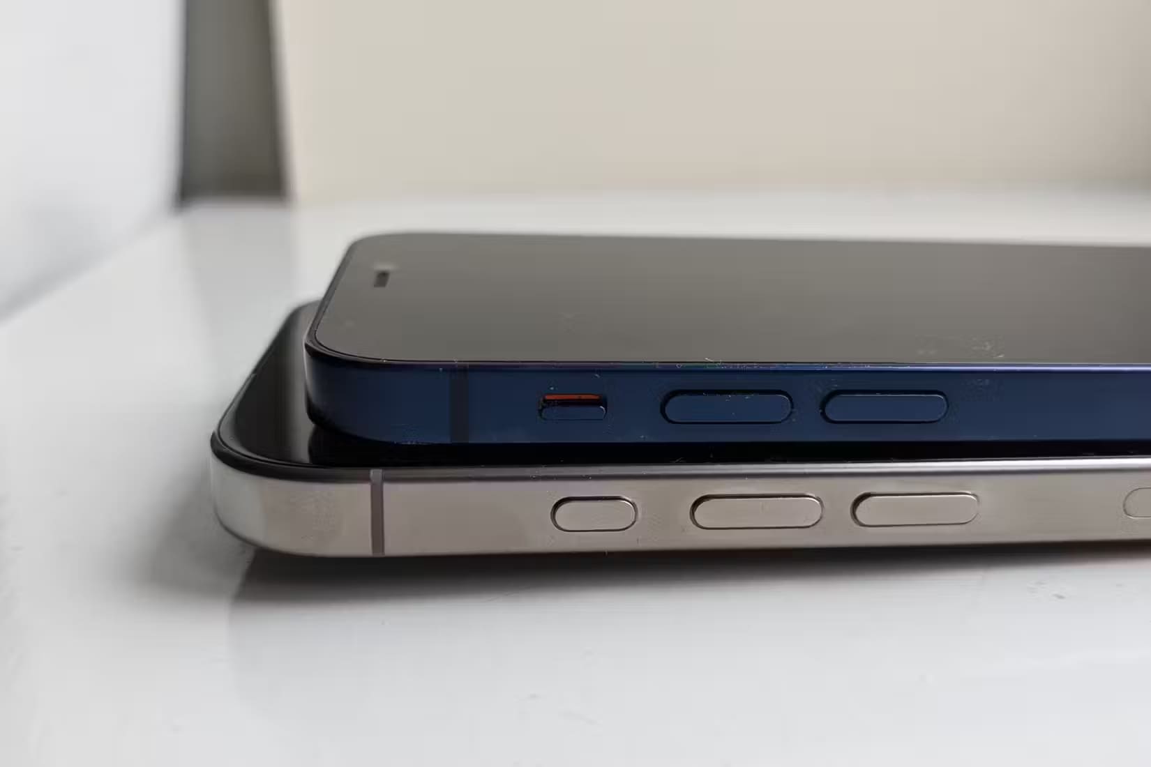 iphone-12-mini-and-iphone-16-pro-ring-silent-and-action-buttons إرشادات سريعة لإلغاء الوضع الصامت على iPhone بسهولة