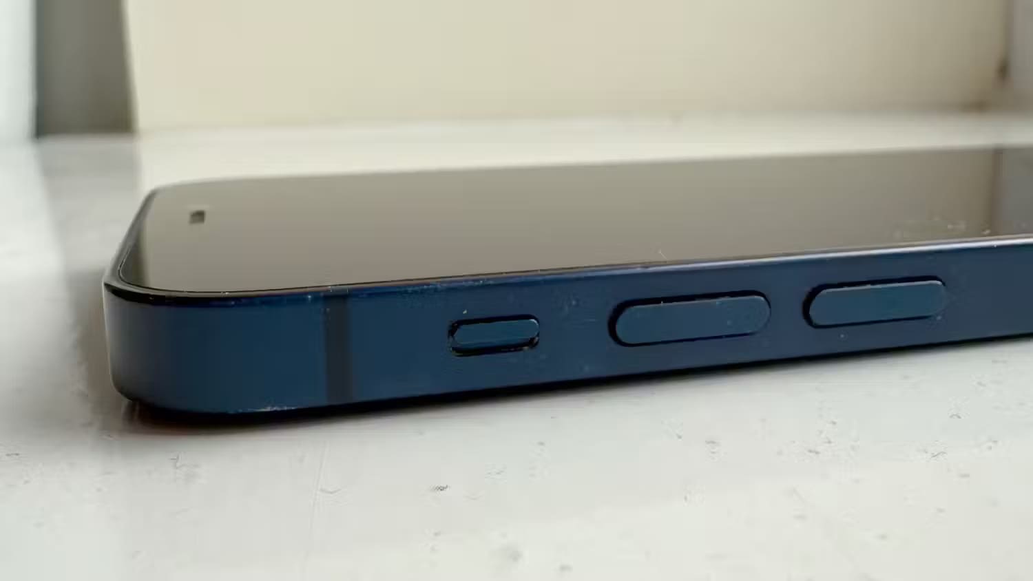 iphone-12-mini-ring-silent-switch-on-ring إرشادات سريعة لإلغاء الوضع الصامت على iPhone بسهولة