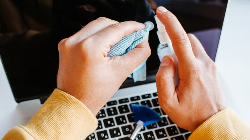laptop-screen-cleaning-supplies أفضل طرق تنظيف جهاز Microsoft Surface والحفاظ عليه في حالة ممتازة