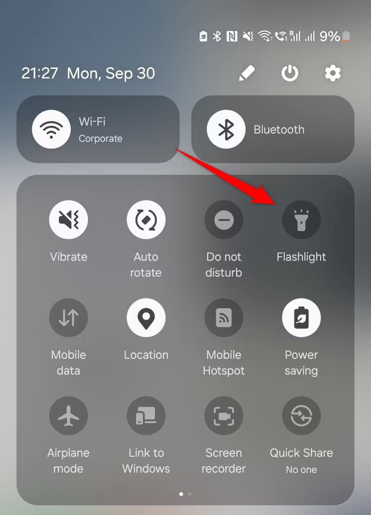 screenshot_20240930_212709_one-ui-home طرق سريعة لتشغيل المصباح اليدوي على أجهزة Android