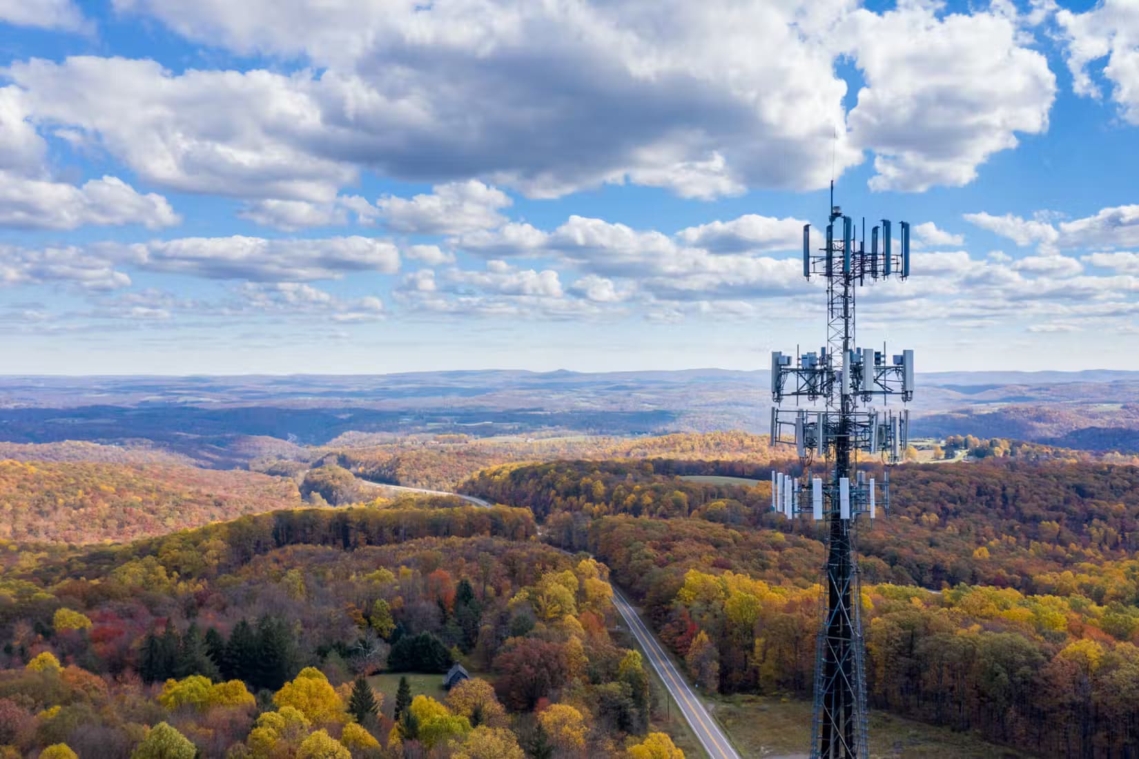 shutterstock_1838922316 أيهما أكثر أمانًا في 2024: البيانات الخلوية أم شبكة Wi-Fi العامة؟