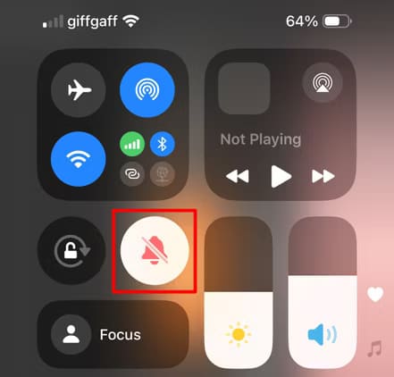 silent-toggle-in-iphone-control-center إرشادات سريعة لإلغاء الوضع الصامت على iPhone بسهولة