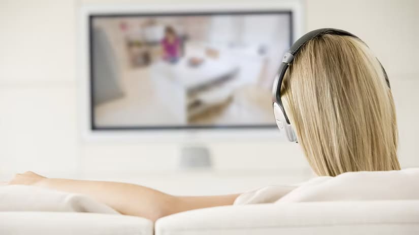 HeadphonesTV1 طرق بسيطة لتحسين صوت التلفزيون بدون معدات إضافية