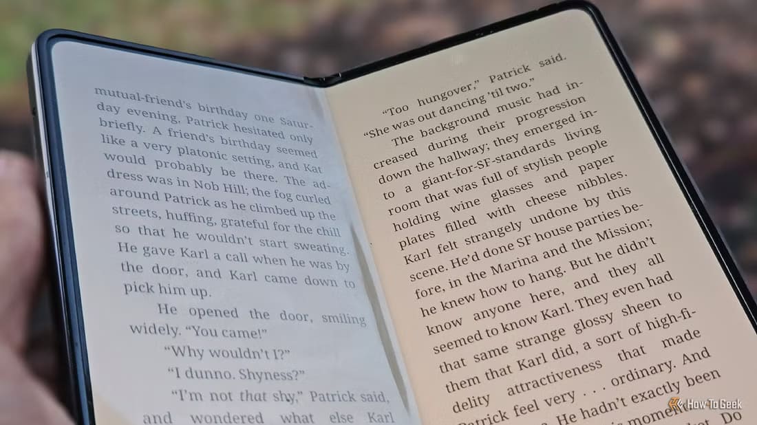 a-book-on-a-galaxy-z-fold-5 كيف يشجعك تصميم الهاتف على شكل كتاب على القراءة أكثر
