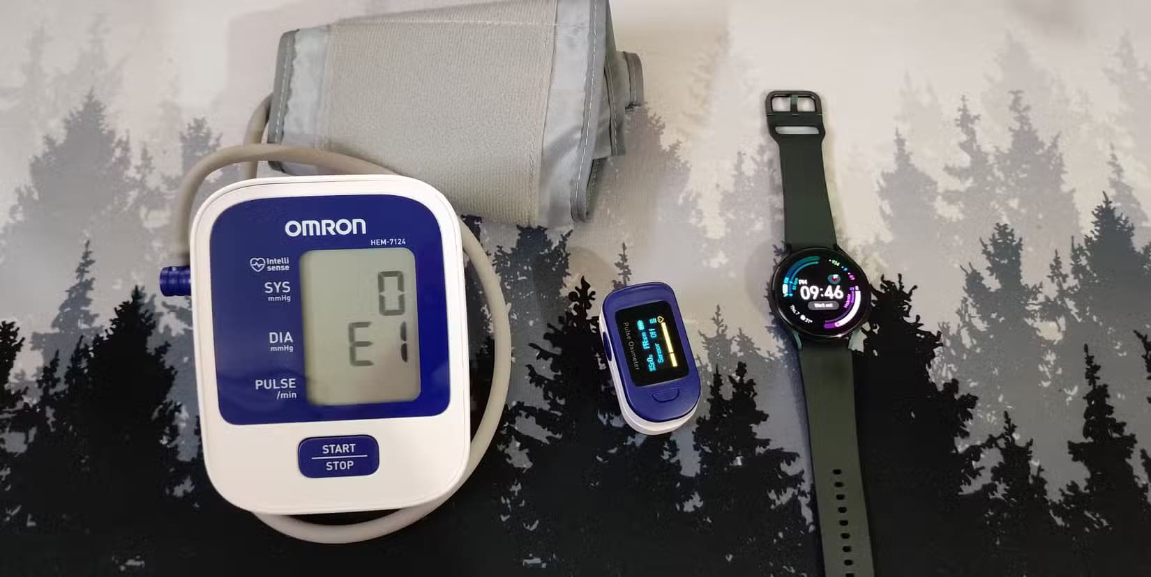 a-galaxy-watch-4-pulse-oximeter-and-blood-pressure-monitor-side-by-side مدى دقة مراقب معدل ضربات القلب في Galaxy Watch وكيفية تحسين النتائج