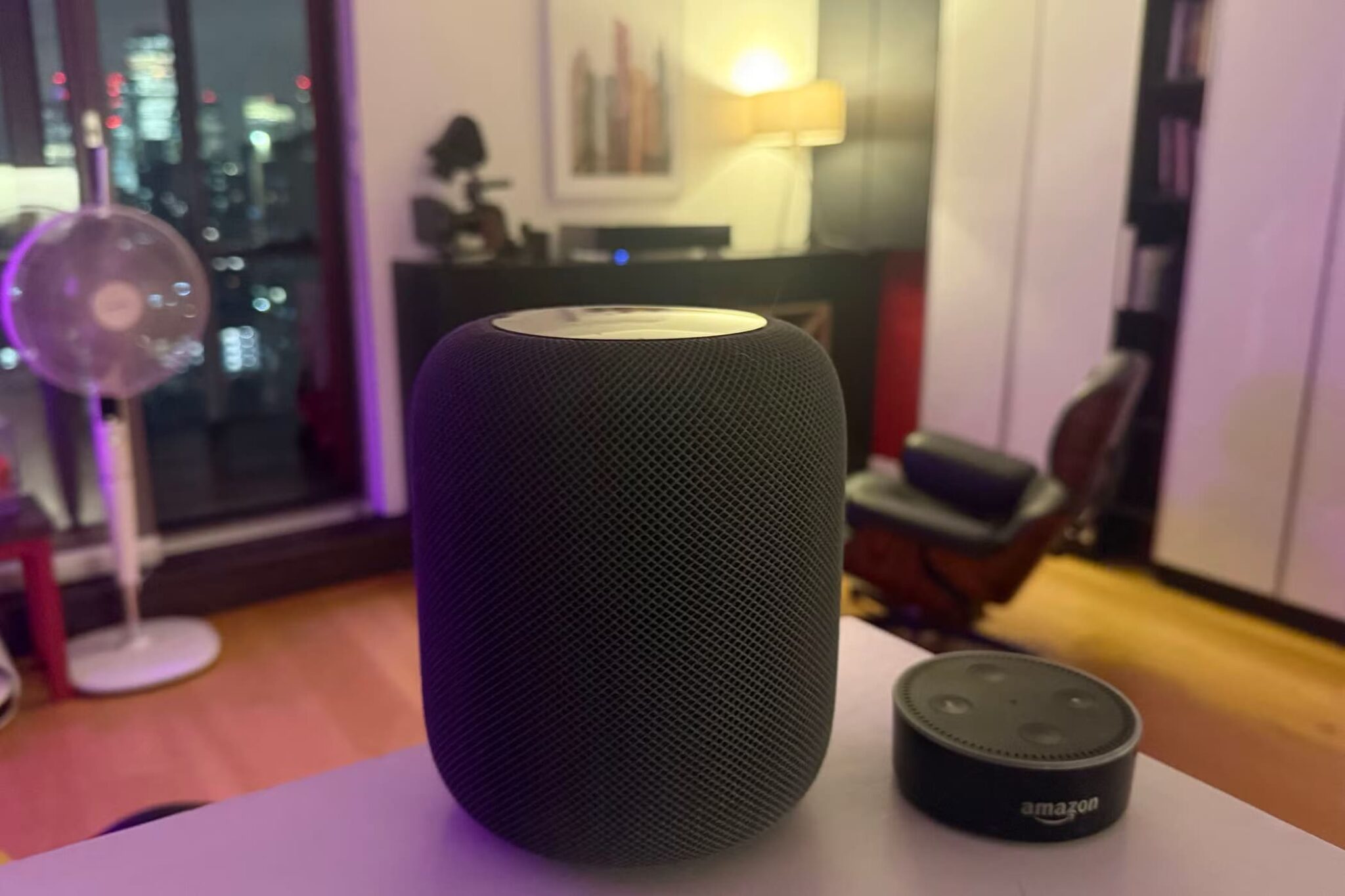 apple-homepod-and-amazo-echo-smart-speakers-scaled طرق بسيطة لتحسين صوت التلفزيون بدون معدات إضافية