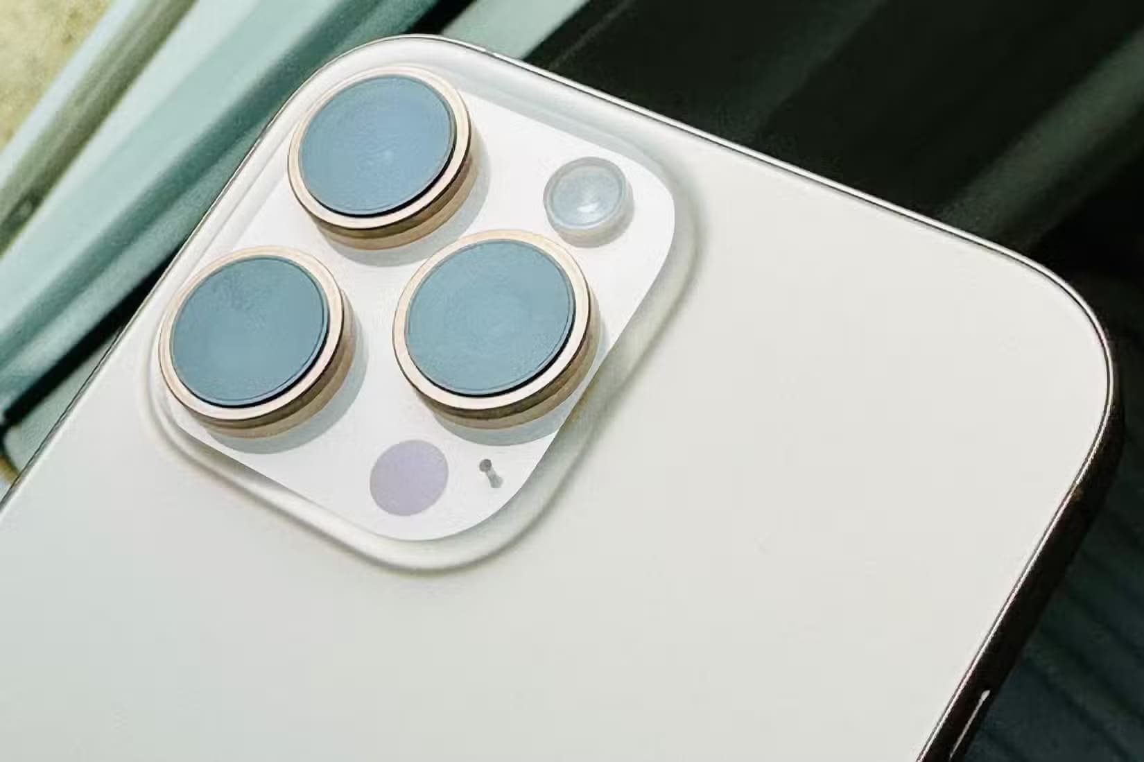 apple-iphone-16-pro-max-desert-titanium-backside-cameras-closeup كيف تحصل على تأثير بوكيه باستخدام كاميرا iPhone وتحقق أفضل نتائج