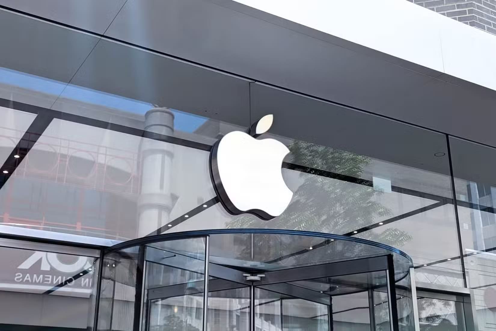 apple-logo-outside-an-apple-store-1 أفضل تجار التجزئة مع ضمانات وإرجاعات موثوقة خلال الجمعة السوداء