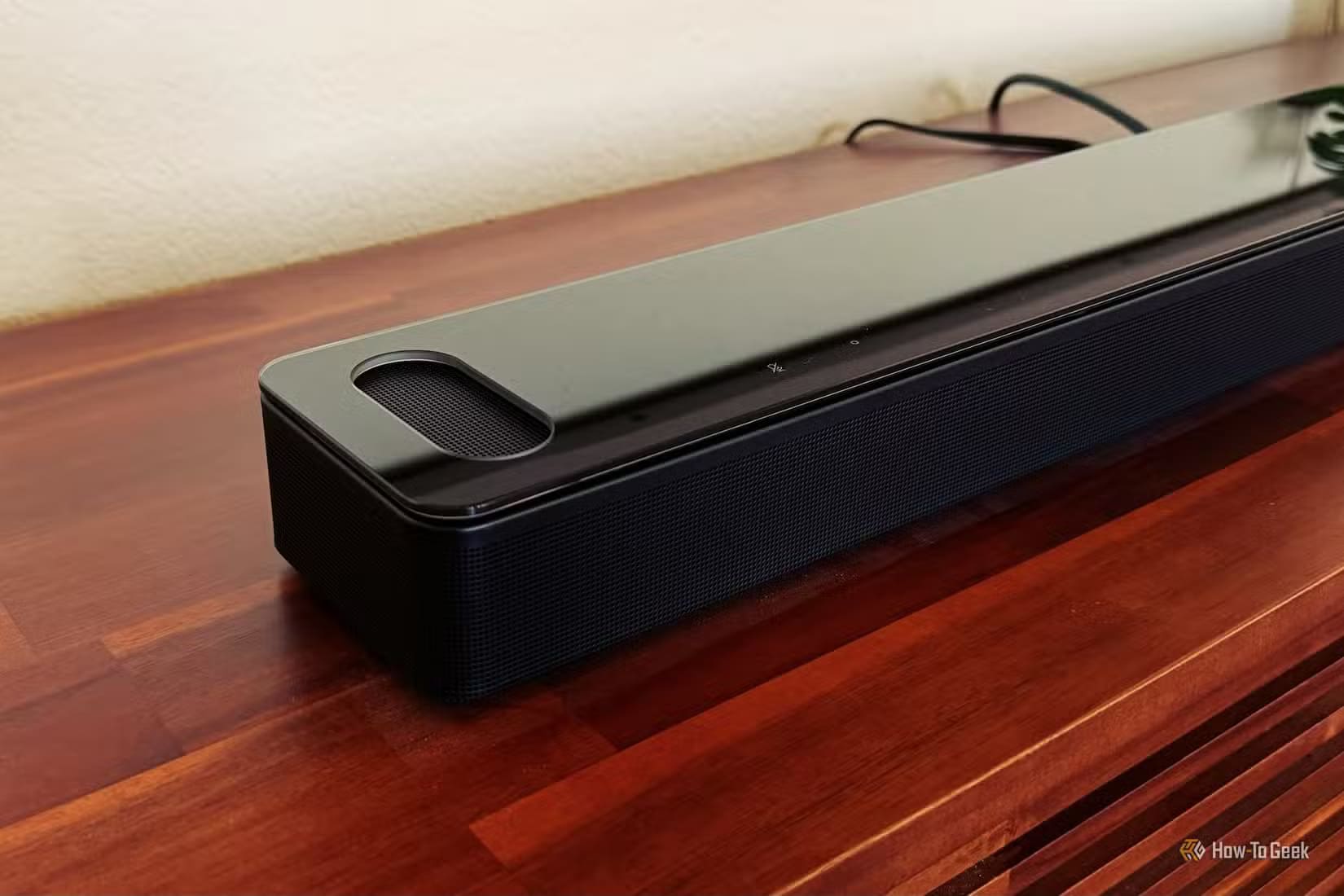 atmos-up-firing-speakers-flank-the-sides-of-the-bose-smart-ultra-soundbar 10 مصطلحات أساسية في الصوت يجب على كل مبتدئ معرفتها