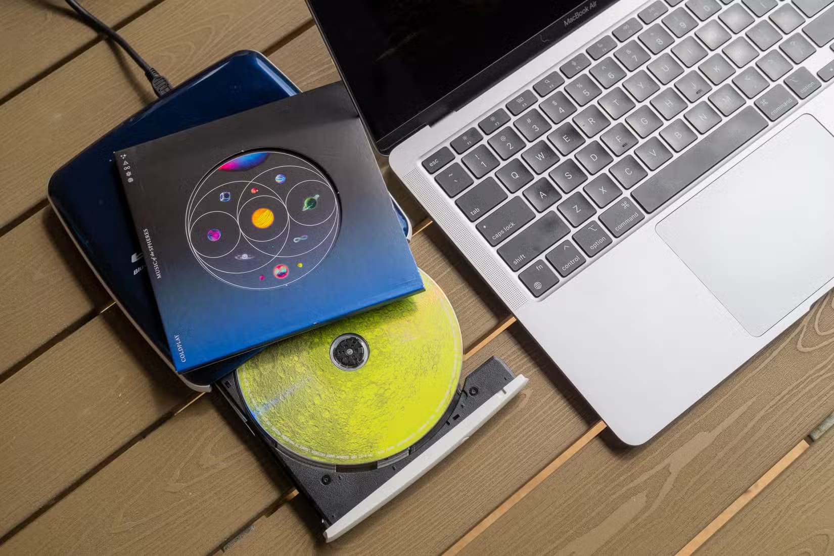 cd-drive-4 لماذا يعتبر الاستماع إلى الموسيقى دون اتصال خيارًا أفضل من البث المباشر