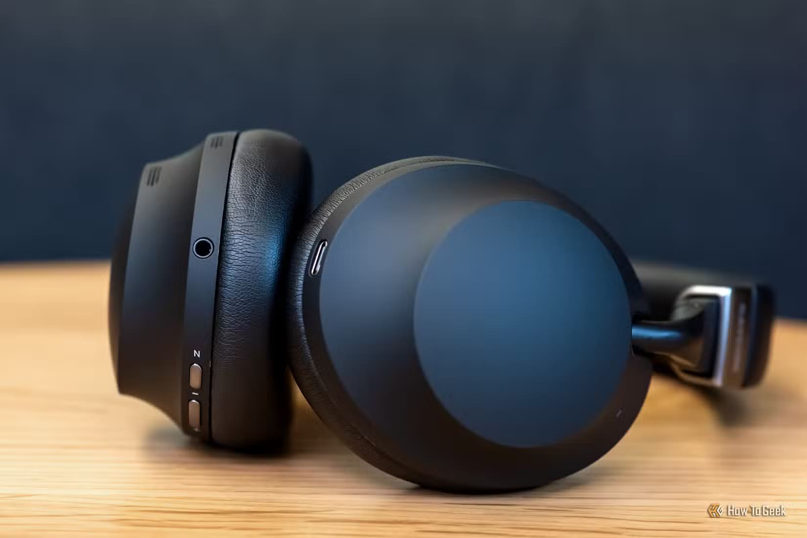 close-up-of-aux-and-charging-ports-on-the-raycon-everyday-headphones-pro_53573594745_o كيف تضبط المعادل الصوتي للحصول على أفضل تجربة صوتية