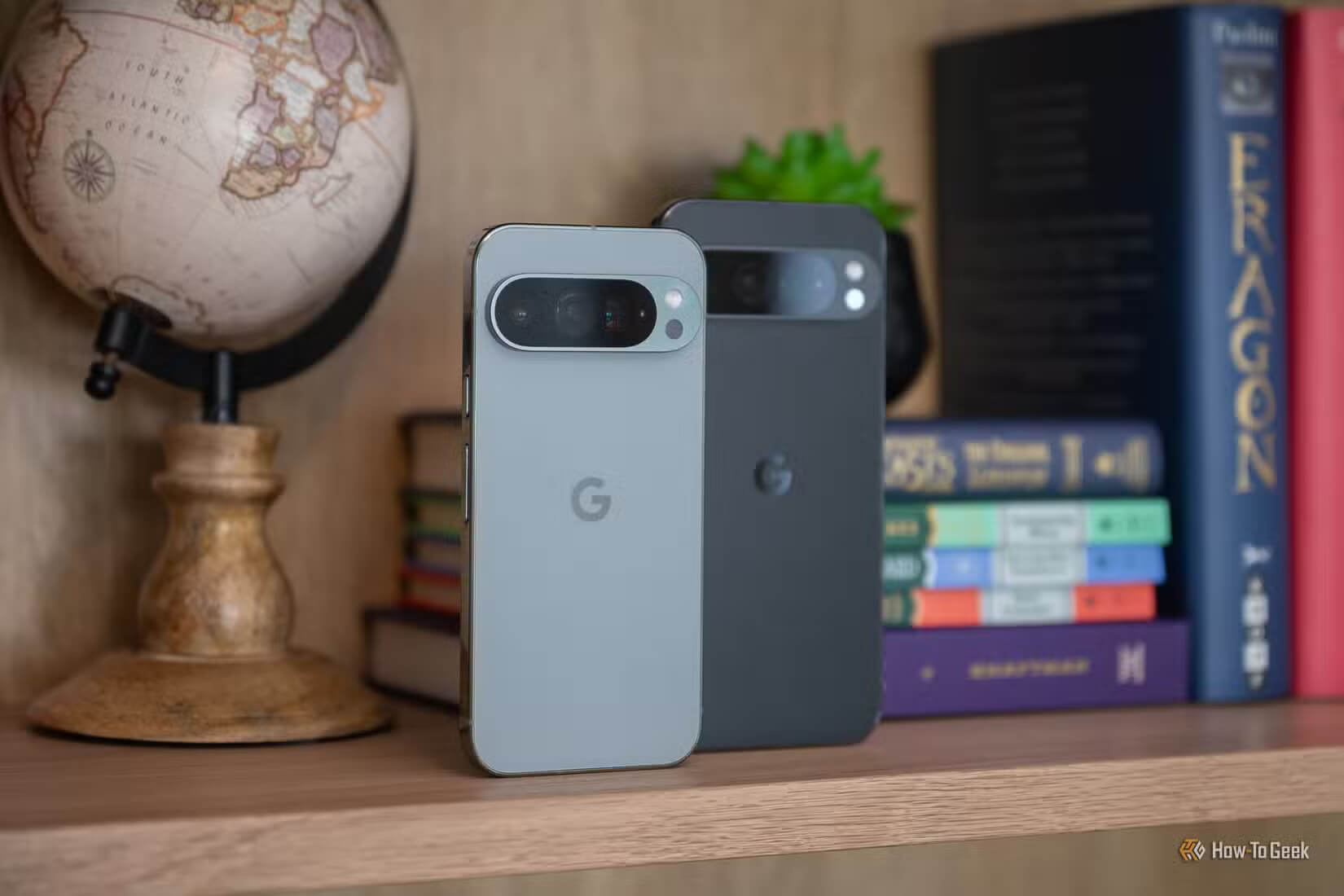 google-pixel-9-pro-and-9-pro-xl-standing-on-a-shelf-1 لماذا تحتاج الهواتف الصغيرة لمواصفات متميزة دون تنازلات؟