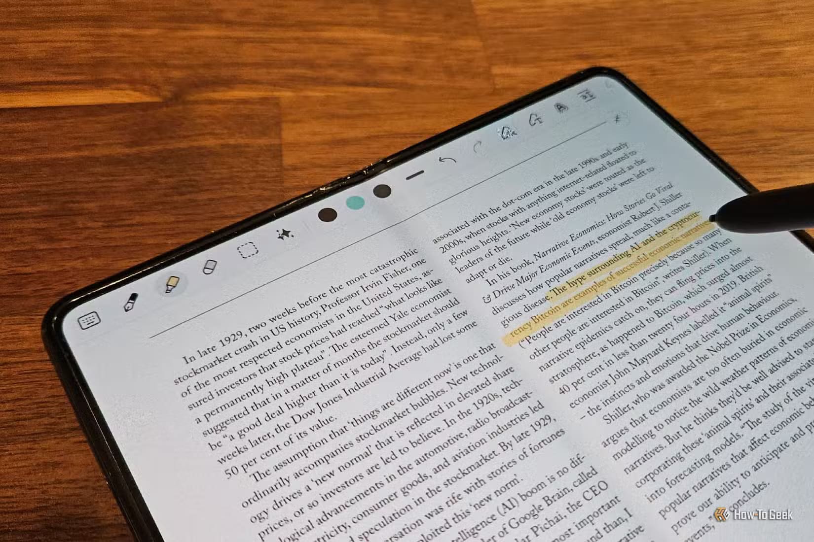 highlighting-text-in-a-pdf-on-a-galaxy-z-fold-5-with-an-s-pen كيف يشجعك تصميم الهاتف على شكل كتاب على القراءة أكثر