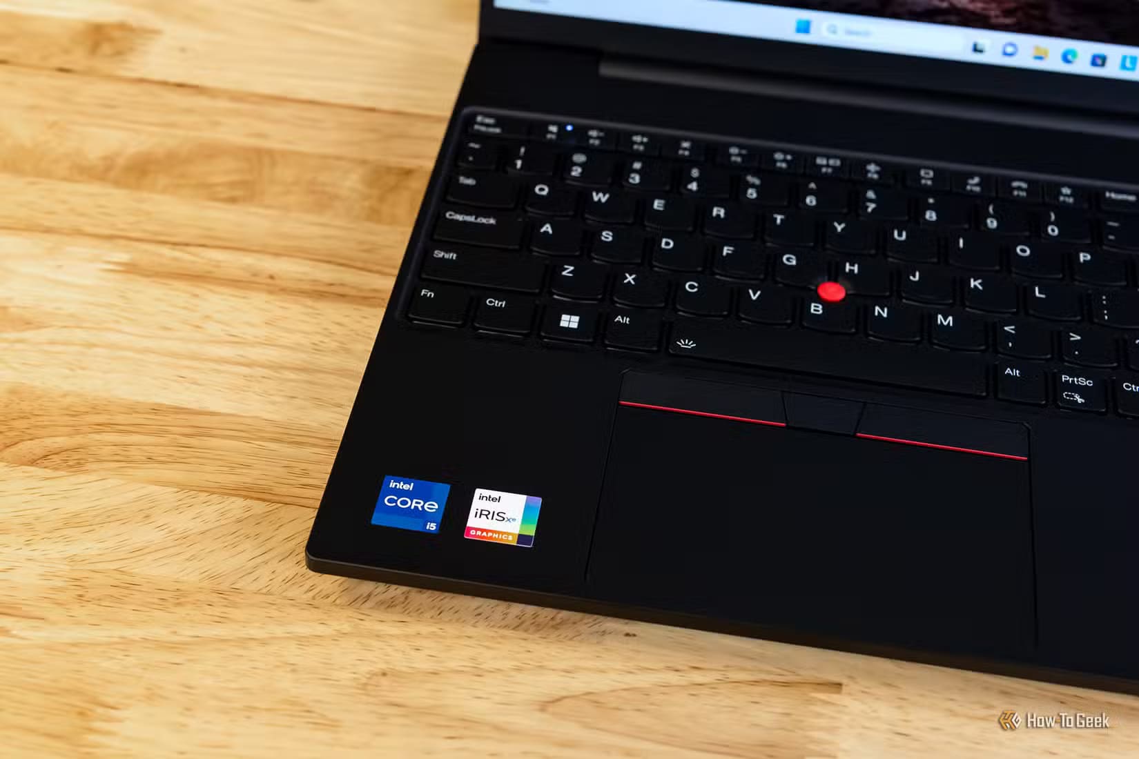 intel-core-i5-and-intel-iris-xe-stickers-on-the-lenovo-thinkpad-e16-gen-1_53286136922_o اختيار المعالج المناسب لجهاز الكمبيوتر بنظام Windows: هل AMD أم Intel؟