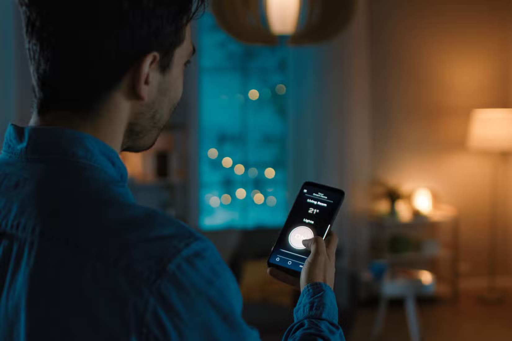 man-using-smartphone-to-control-smart-home-accessories كيفية اختيار الأجهزة المنزلية الذكية بعروض الجمعة السوداء دون إهدار المال
