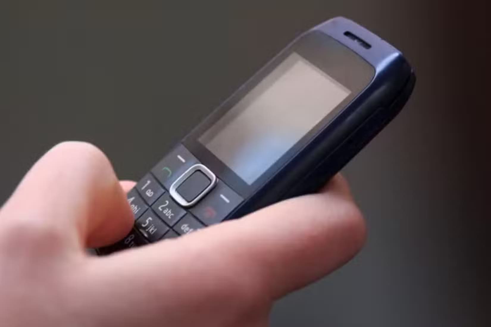oldcellphone لماذا تعد خدمة الرسائل النصية RCS أساسية لأجهزة iPhone وAndroid