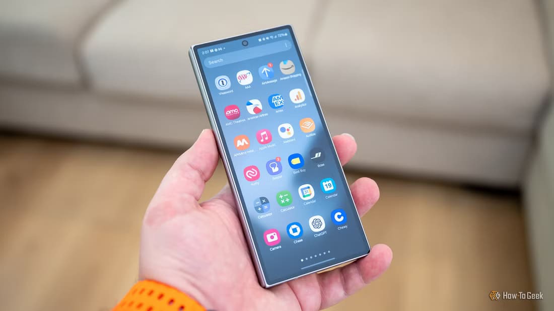 person-holding-the-samsung-galaxy-z-fold-6-closed-showing-the-app-drawer-on-the-cover-display طرق بسيطة لتنظيم التطبيقات على هاتفك الأندرويد بسهولة