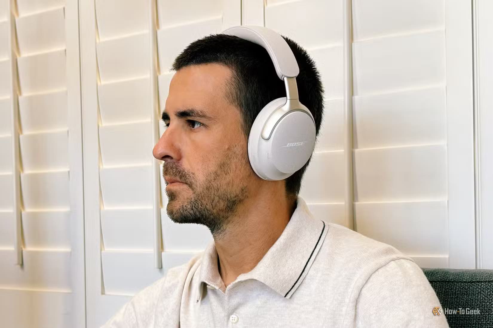person-wearing-bose-quietcomfort-ultra-headphones-1 10 مصطلحات أساسية في الصوت يجب على كل مبتدئ معرفتها