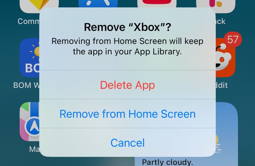 remove-app-from-iphone-home-screen طرق مبتكرة لتخصيص الشاشة الرئيسية لجهاز iPhone وجعلها أكثر عملية وجمالاً