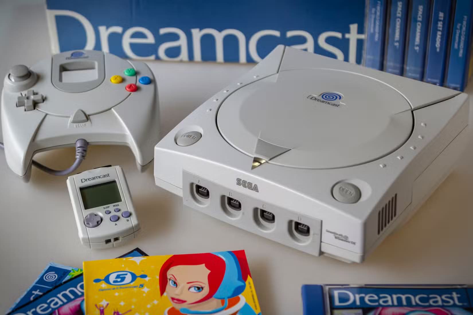 sega-dreamcast-with-controller-vmu-and-space-channel-5 7 وحدات تحكم كلاسيكية يجب تجميعها قبل اختفائها من الأسواق