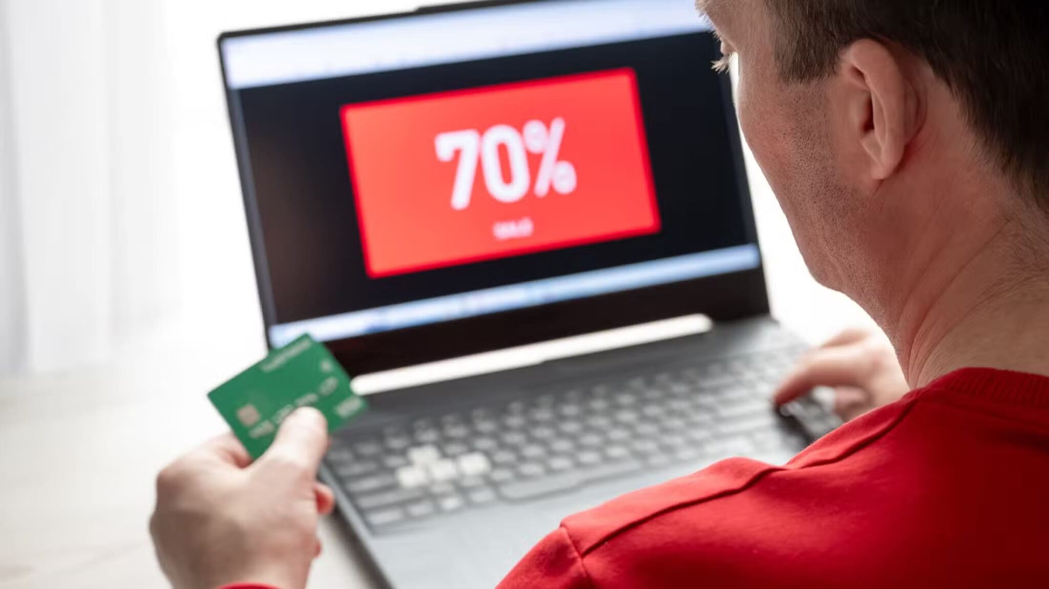 shutterstock_2536516915-scaled كيف تكشف عن التلاعب بالأسعار في تخفيضات الجمعة السوداء