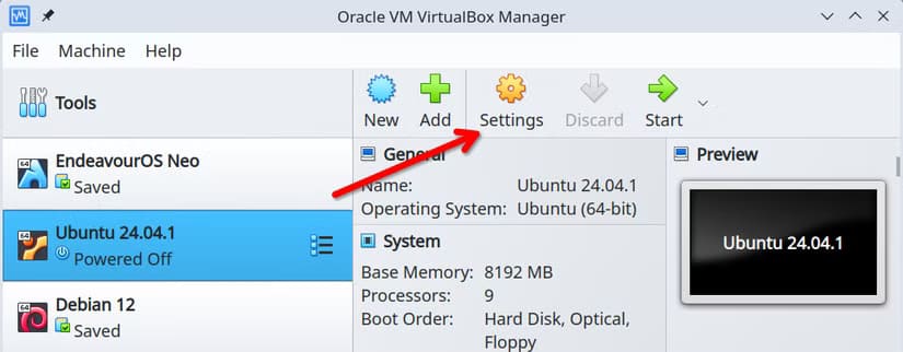 virtualbox-menu-with-a-red-arrow-pointing-to-the-settings-button-that-features-a-yellow-cog-icon نسخ الملفات والنصوص بين جهاز VirtualBox المضيف والضيف بسهولة