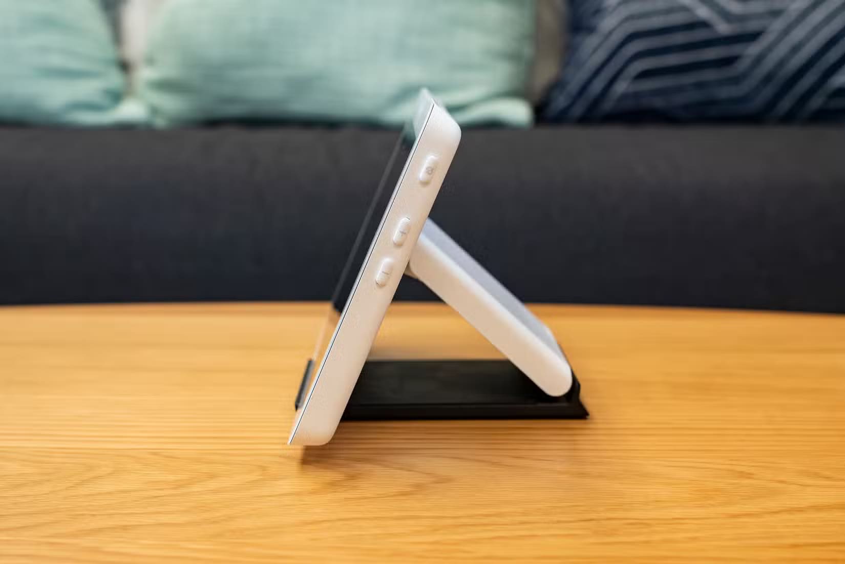 a-smart-home-control-panel-on-a-coffee-table خطوات البداية في بناء منزل ذكي من الصفر