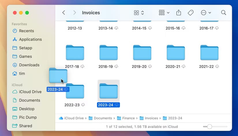 adding-a-folder-to-the-finder-sidebar-by-clicking-and-dragging كيفية تنظيم شريط Finder الجانبي على Mac لتسهيل الوصول إلى ملفاتك