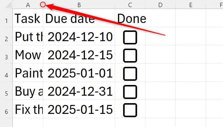 an-excel-sheet-with-an-arrow-indicating-where-to-double-click-to-change-column-width طرق تعديل عرض الأعمدة في Excel ليتناسب مع البيانات تلقائيًا