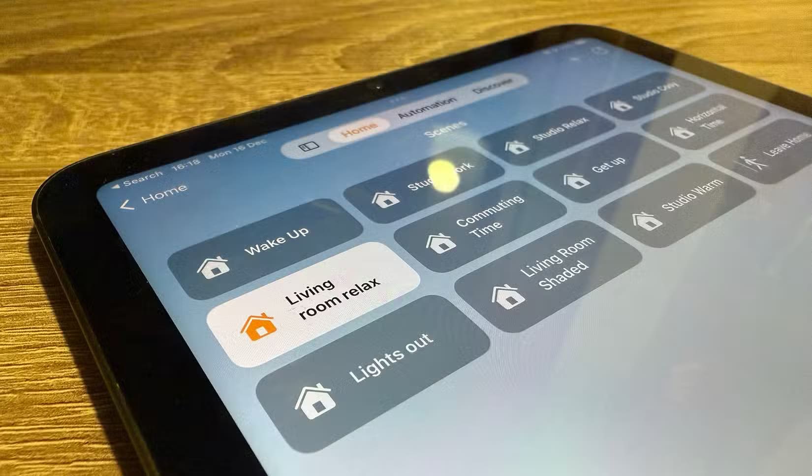 an-ipad-mini-with-the-home-app-open طريقة مشاركة أجهزة Apple الذكية المنزلية بسهولة مع الآخرين