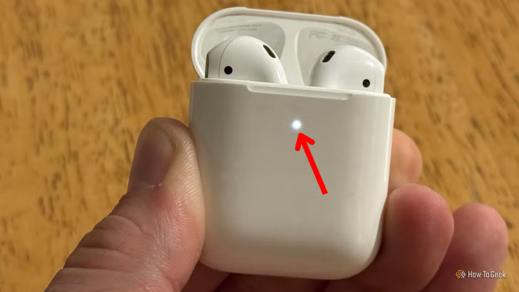 apple-airpods-pairing-mode-1 طريقة استخدام سماعات AirPods مع أجهزة Windows بسهولة