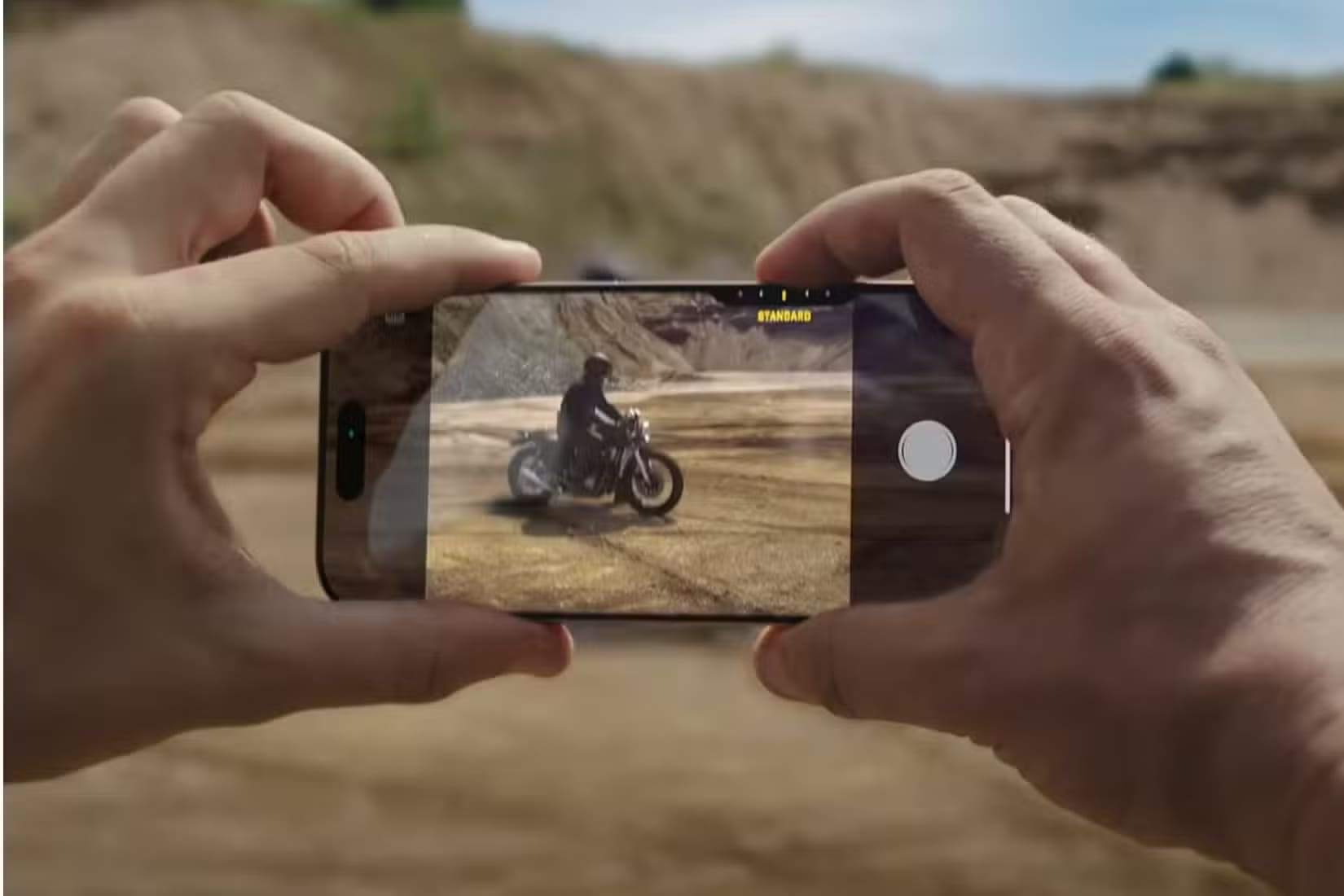 click-camera-control-to-take-a-photo طرق تحسين جودة الصوت في مقاطع الفيديو على iPhone