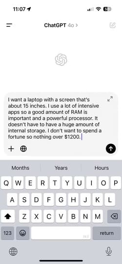 laptop-product-recommendation-prompt-in-chatgpt-app-on-iphone كيفية الاستفادة من روبوتات الدردشة الذكية لتنظيم رحلاتك والتسوق وإدارة المهام اليومية