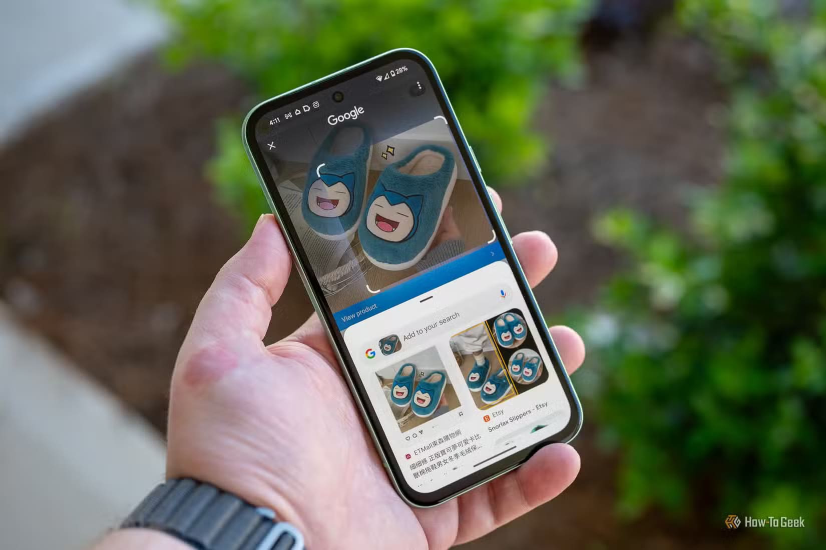 person-holding-the-google-pixel-8a-using-circle-to-search-1 أفضل 3 طرق عملية لزيادة الإنتاجية باستخدام هاتف Android