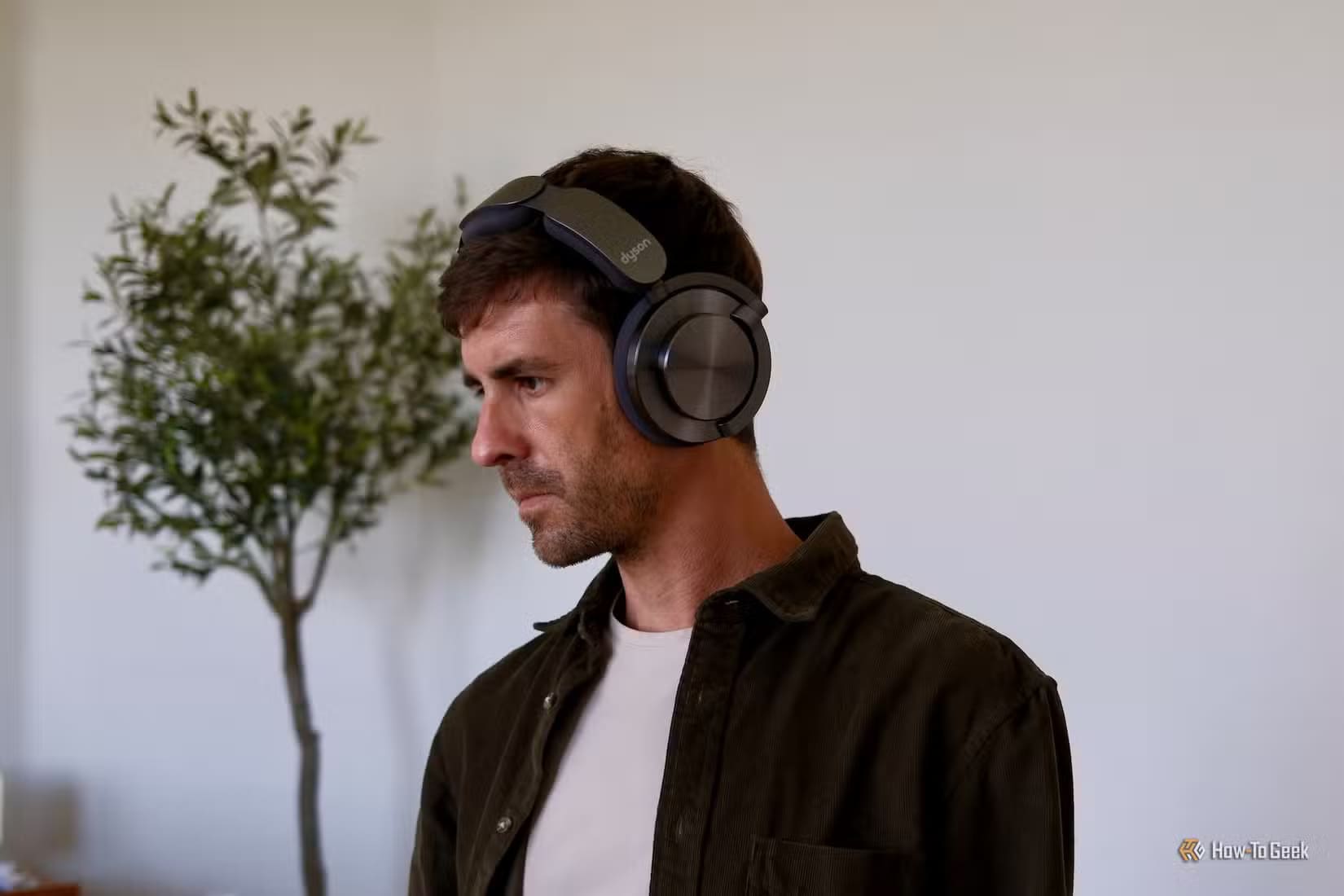 person-wearing-dyson-ontrac-listening-to-music النطاق الديناميكي وأهميته في تحسين جودة الصور والفيديوهات