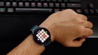 playing-2048-on-galaxy-watch-4 أفضل الألعاب التي يمكنك تشغيلها على ساعة Galaxy Watch لتجربة ممتعة